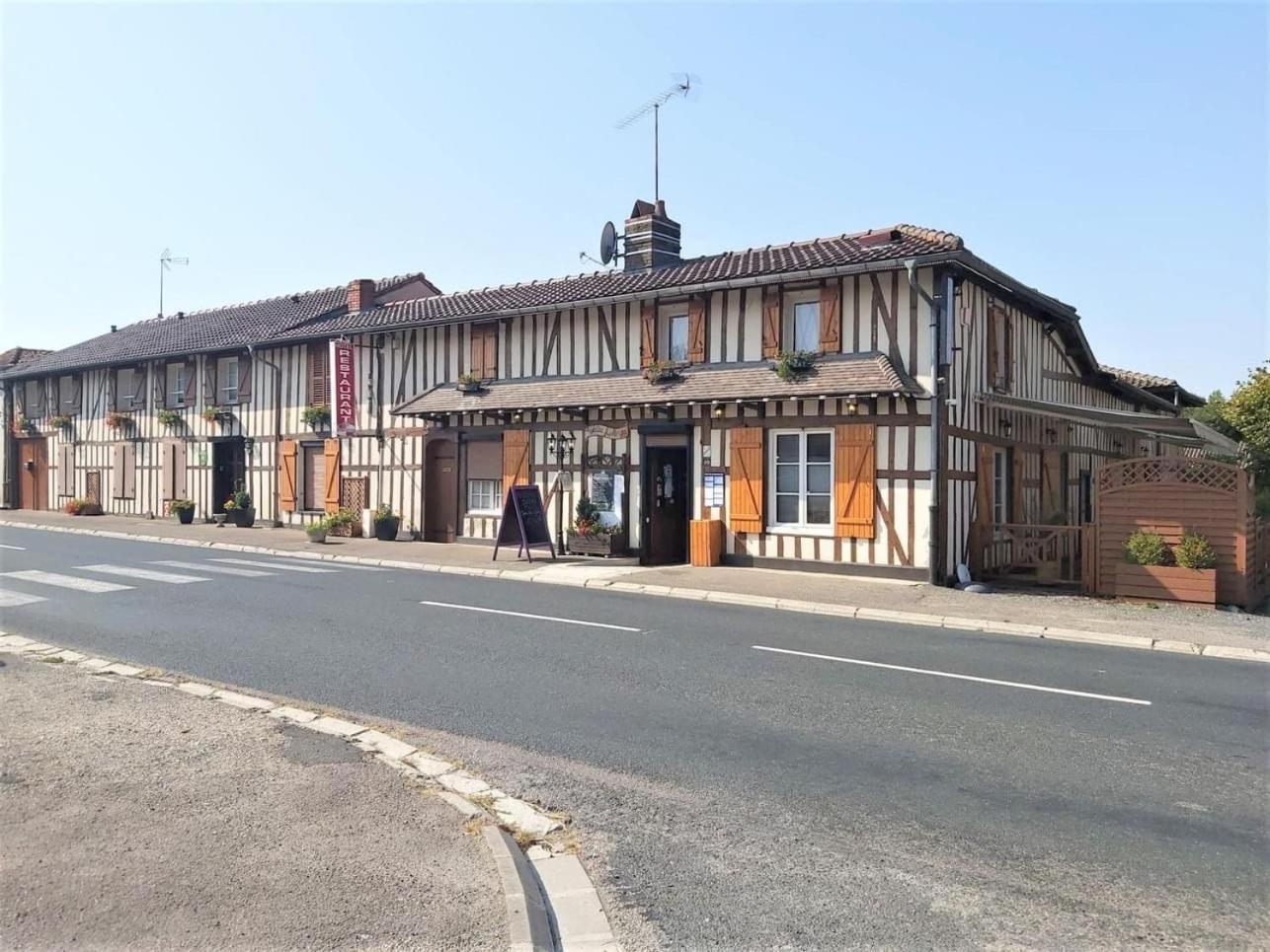 La Petite Auberge Chatelraould-Saint-Louvent Eksteriør billede